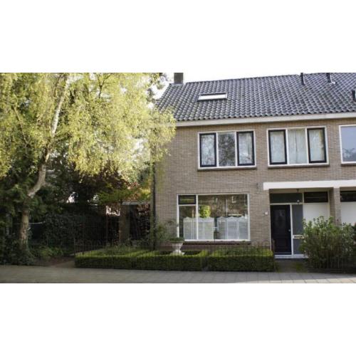 Prima gelegen zeer ruime 2-onder-1 kap met ruim perceel